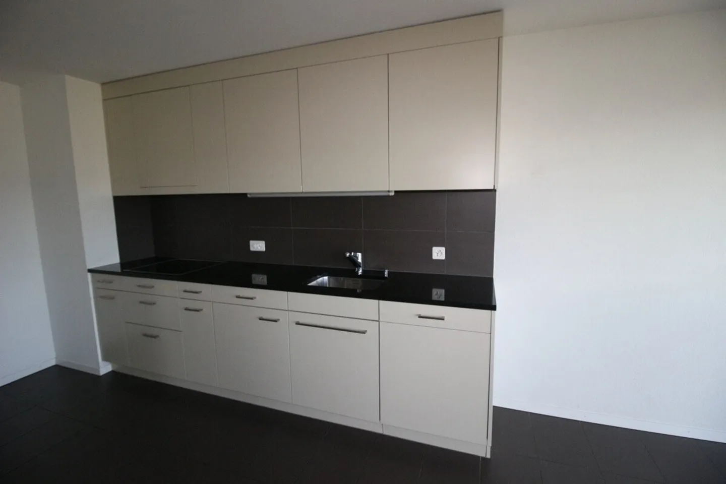 Spacious accommodation of approximately 93 m2 located in a contemporary building - Photo 6 of 12