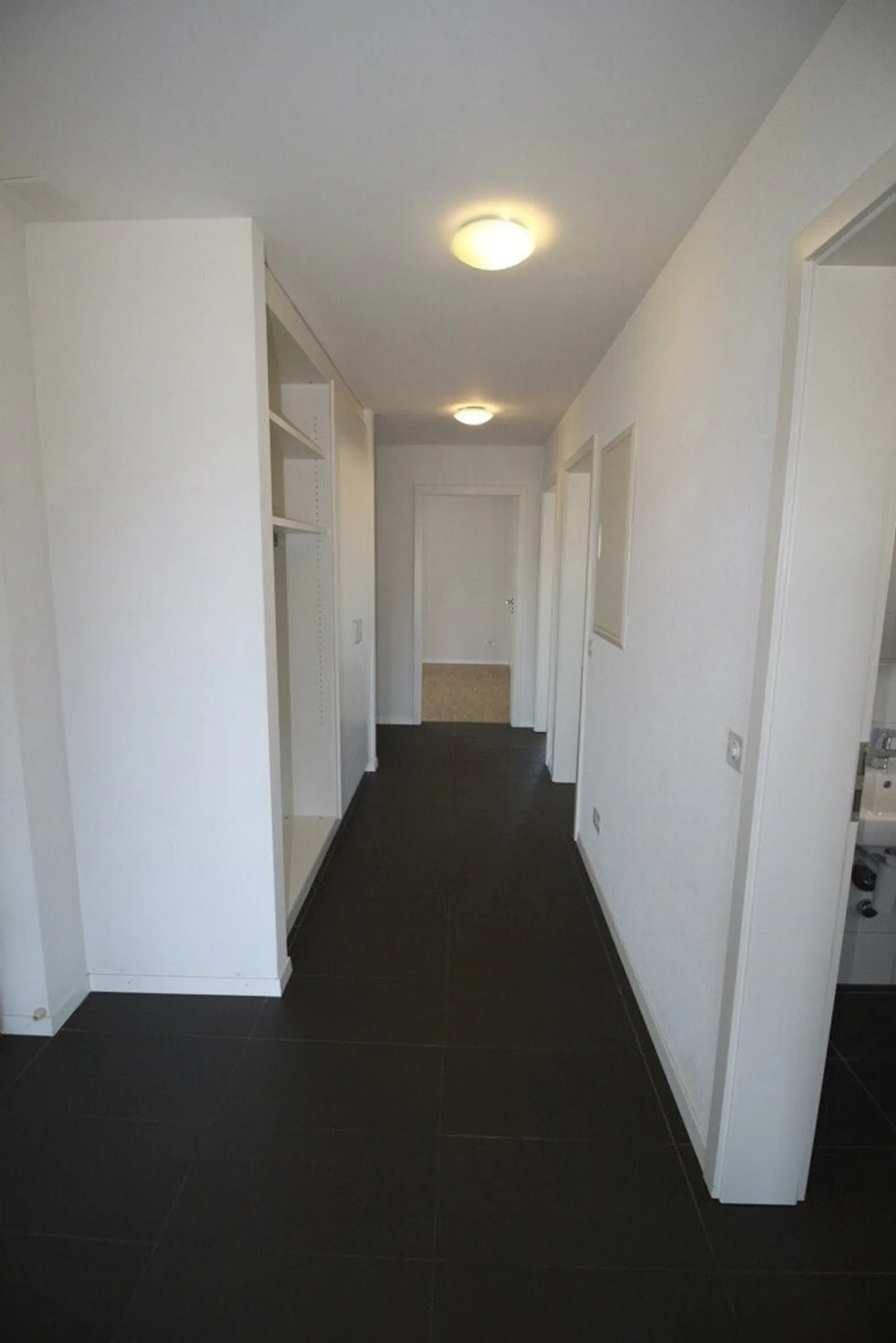 Spacious accommodation of approximately 93 m2 located in a contemporary building - Photo 9 of 12