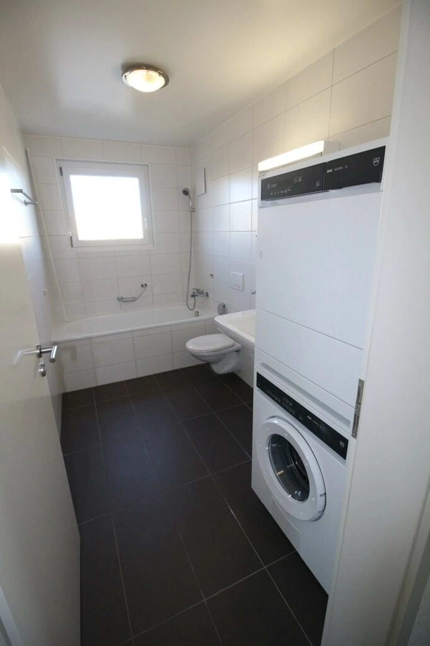 Spacious accommodation of approximately 93 m2 located in a contemporary building - Photo 11 of 12