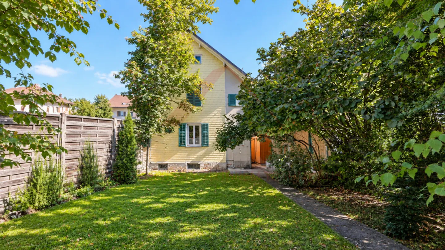 Proprietà di ristrutturazione attraente nel centro di Derendingen: Casa plurifamiliare con 3 unità abitative e molto potenziale di sviluppo - Foto 4 di 8