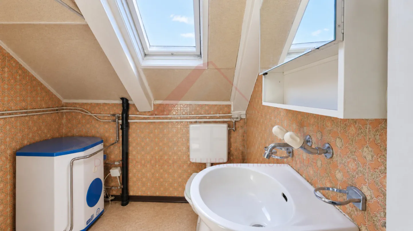 Proprietà di ristrutturazione attraente nel centro di Derendingen: Casa plurifamiliare con 3 unità abitative e molto potenziale di sviluppo - Foto 7 di 8