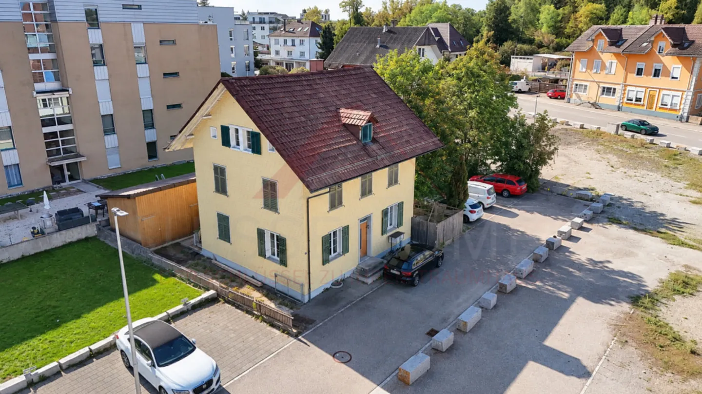 Proprietà di ristrutturazione attraente nel centro di Derendingen: Casa plurifamiliare con 3 unità abitative e molto potenziale di sviluppo - Foto 1 di 8
