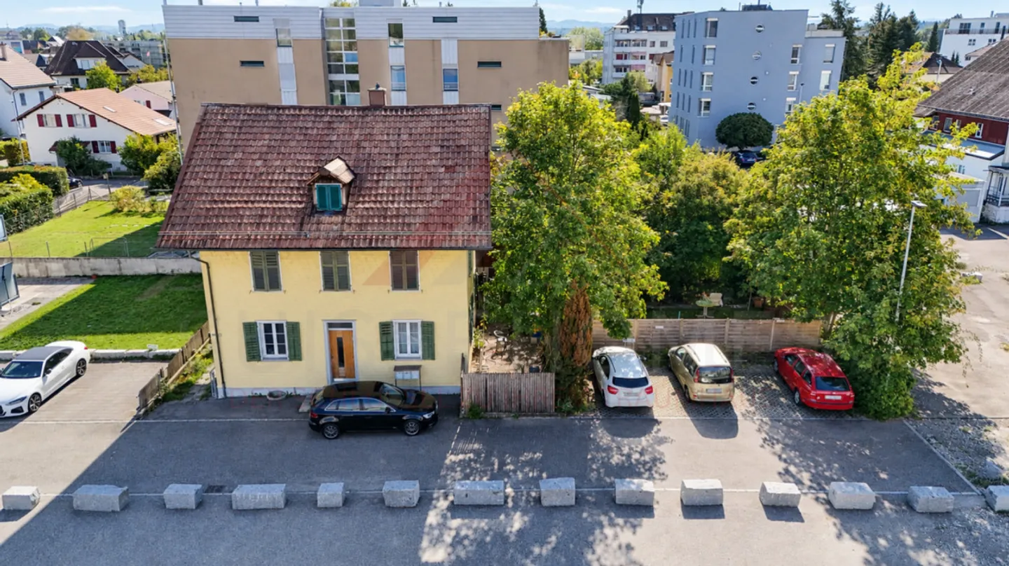 Proprietà di ristrutturazione attraente nel centro di Derendingen: Casa plurifamiliare con 3 unità abitative e molto potenziale di sviluppo - Foto 2 di 8
