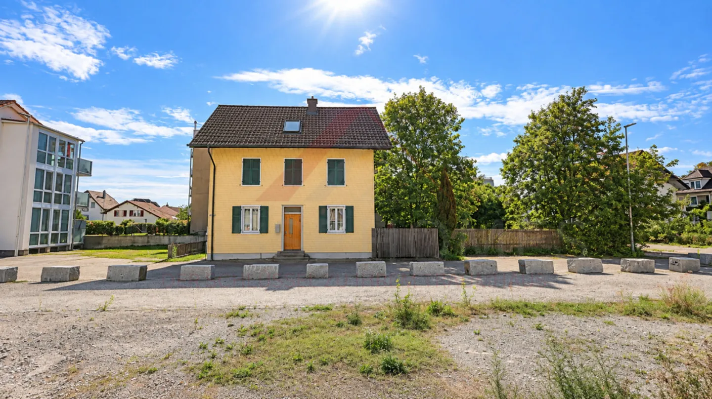 Proprietà di ristrutturazione attraente nel centro di Derendingen: Casa plurifamiliare con 3 unità abitative e molto potenziale di sviluppo - Foto 3 di 8