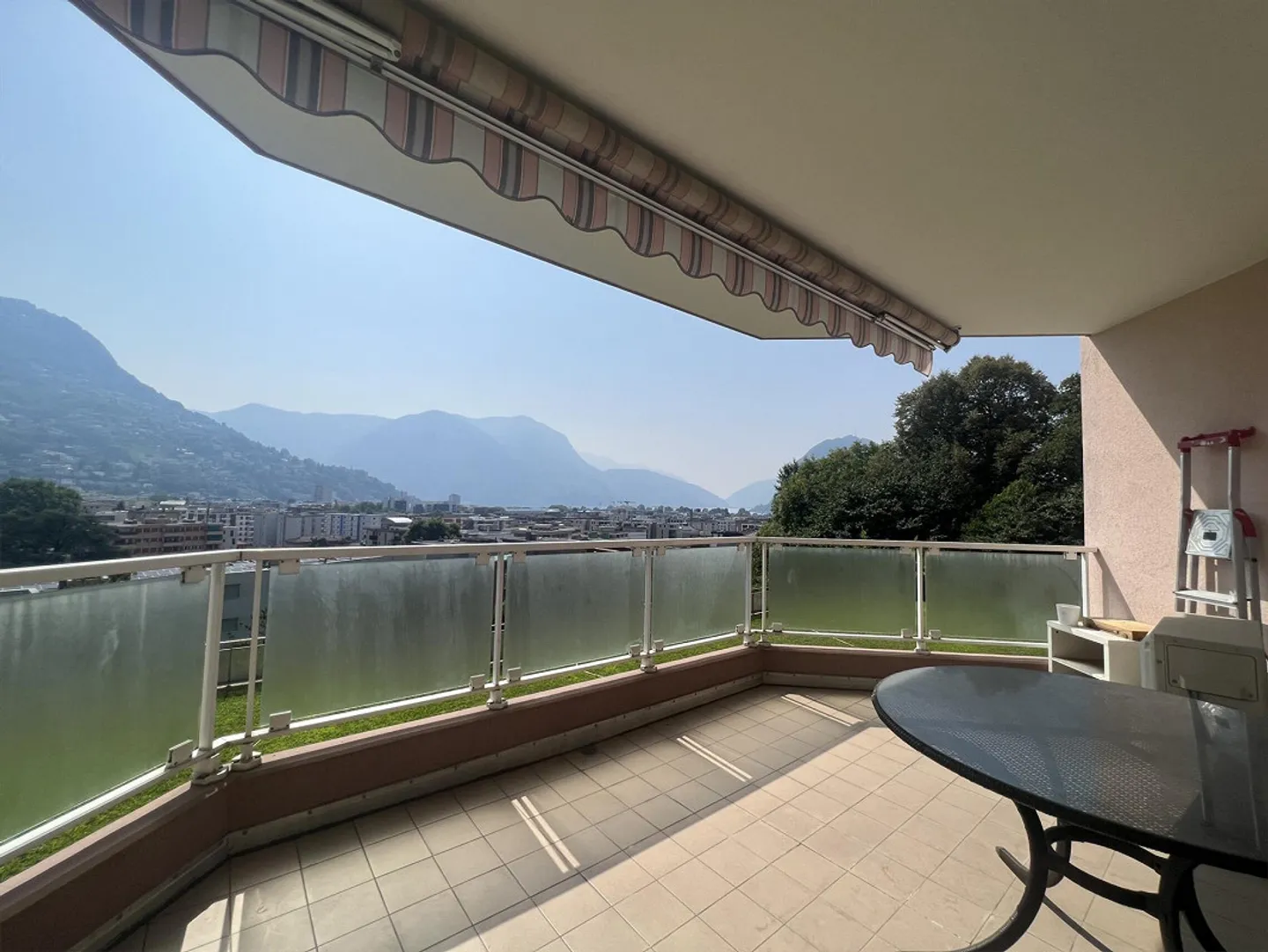 OCCASION - APPARTEMENT 4.5 PIÈCES AVEC VUE SUR LE LAC À LUGANO - Photo 2 sur 9