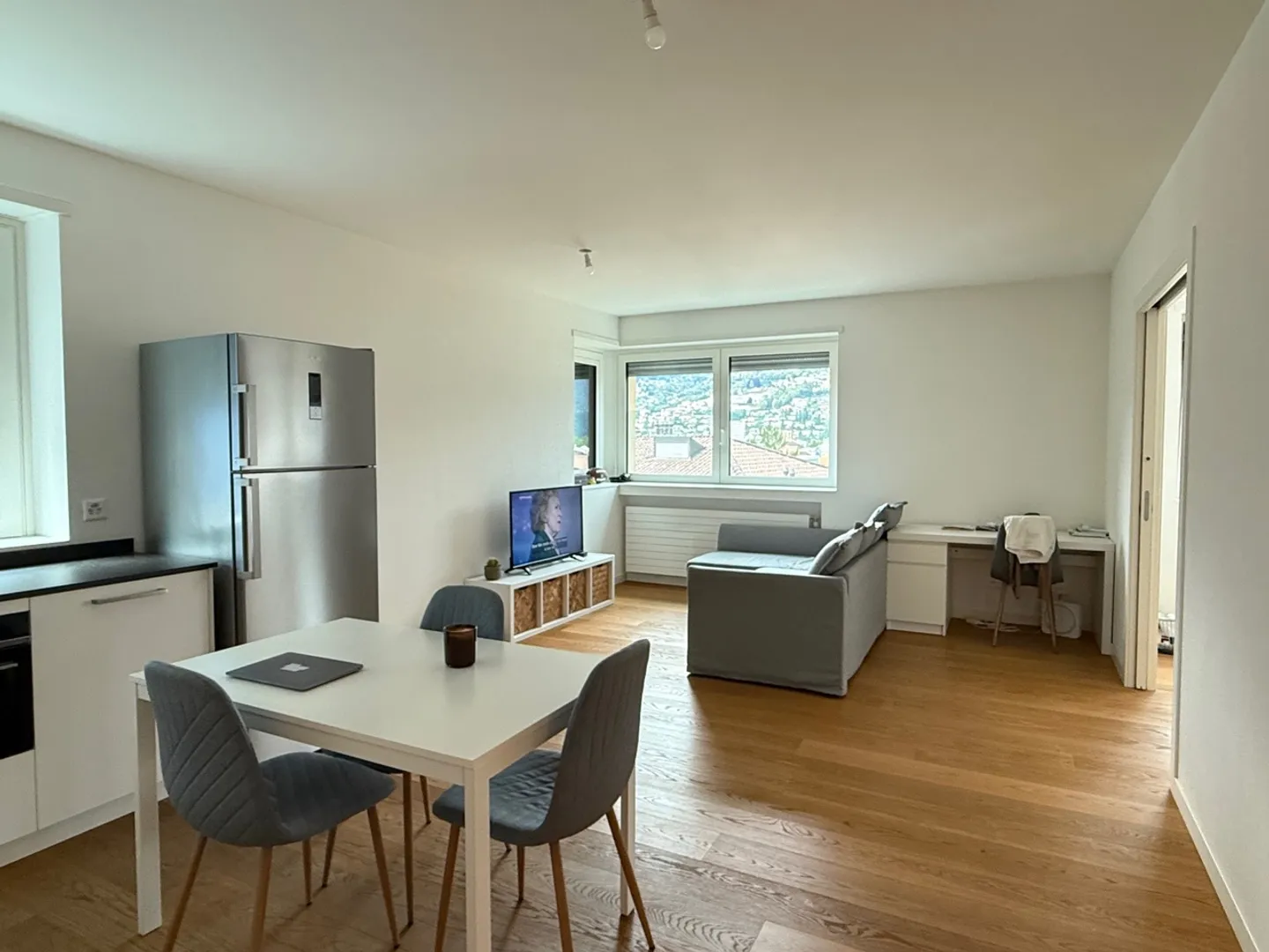 GROSS UND MODERN 2.5 ZIMMER. ZENTRAL MIT KLIMAANLAGE - Foto 1 von 8