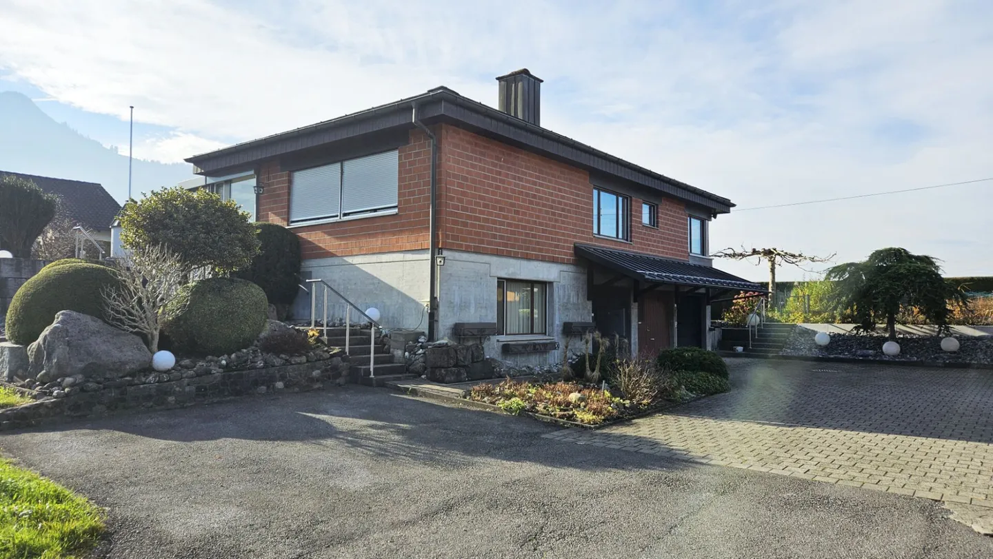 Freistehendes 4.5- bis 5.5-Zimmer-Einfamilienhaus mit schöner Gartenanlage und einigen Extras - Foto 2 von 15