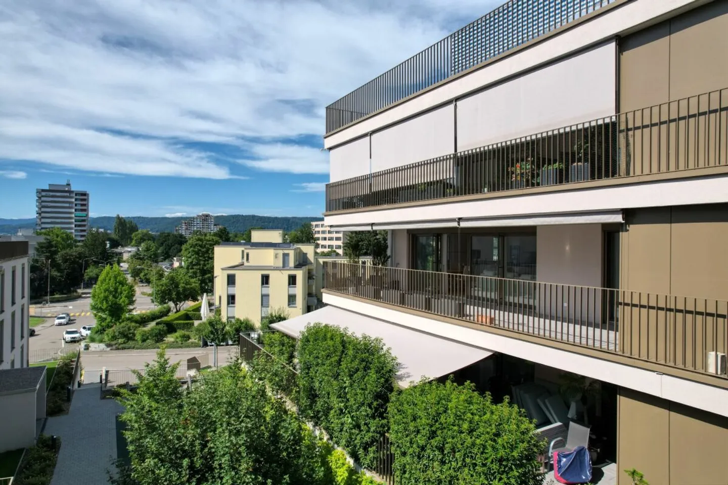 Oasi di benessere spaziosa e quasi nuova - Foto 2 di 10