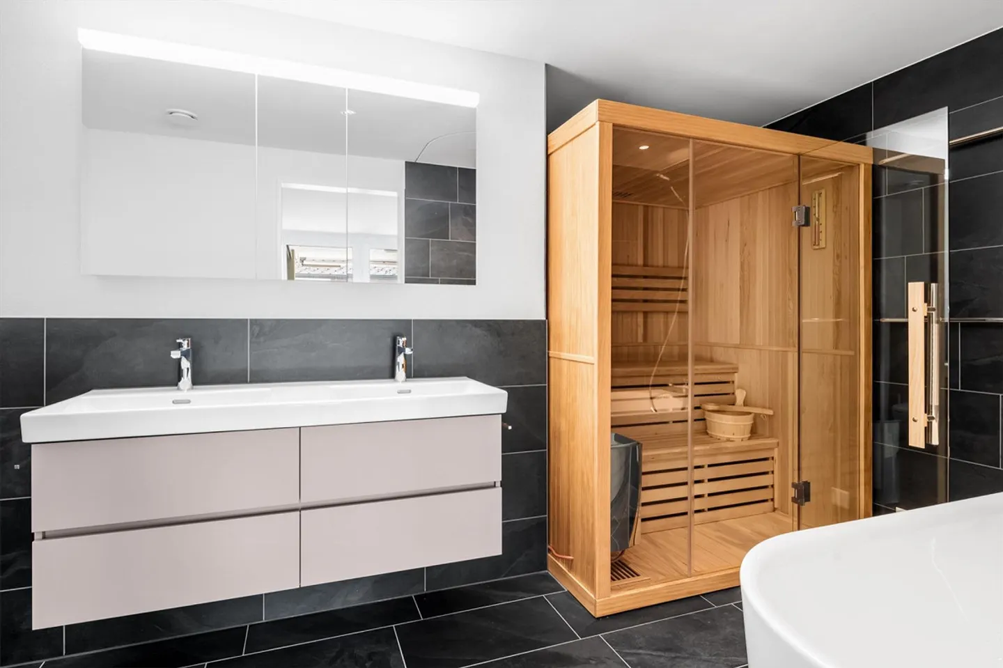 Appartamento al piano terra con giardino privato di 70 m², sauna, casa intelligente - Foto 4 di 11