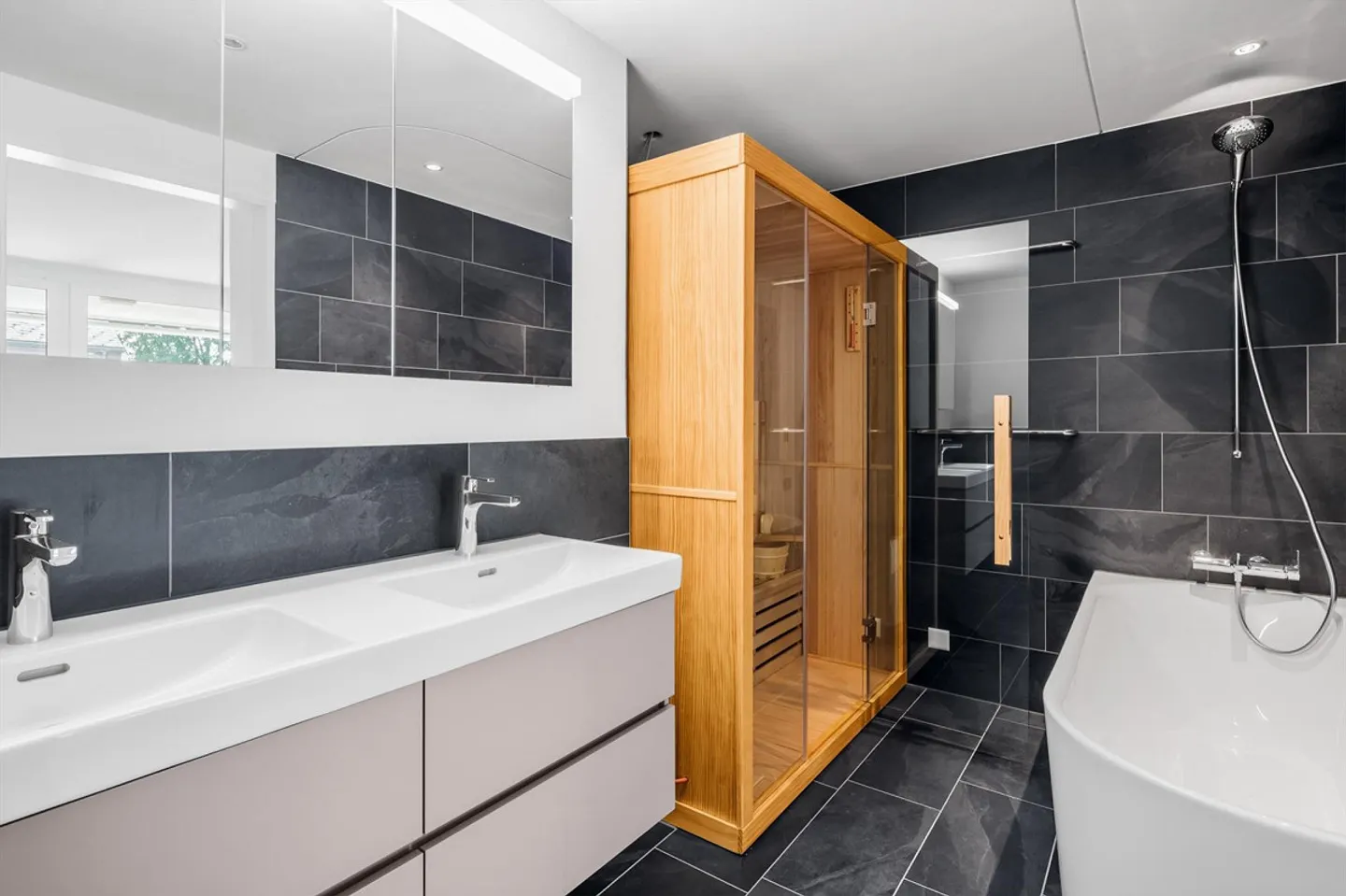 Appartamento al piano terra con giardino privato di 70 m², sauna, casa intelligente - Foto 6 di 11