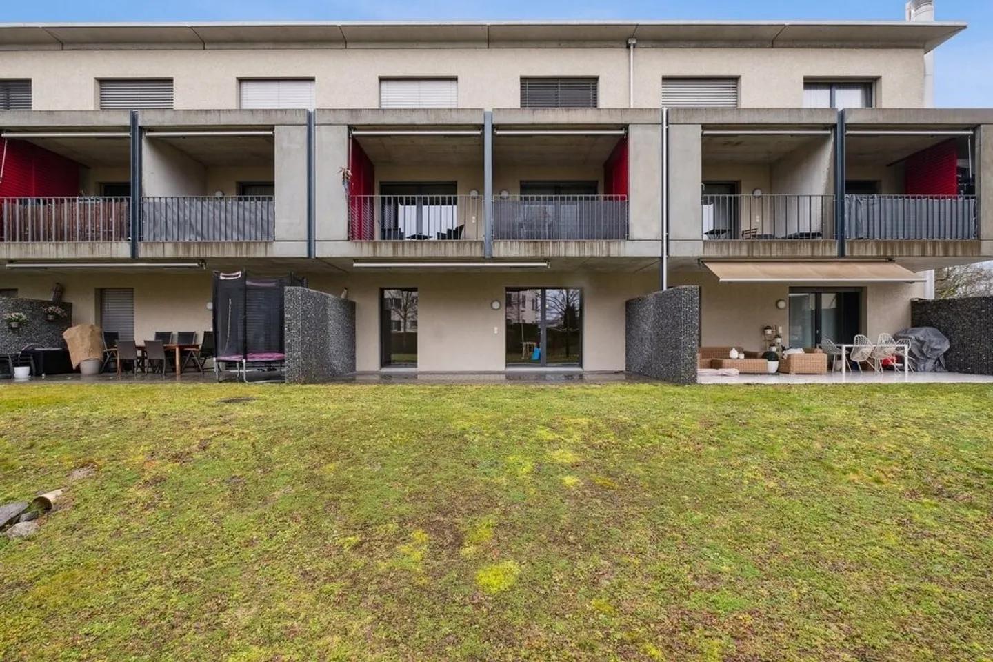 Beaucoup d'espace de vie et deux espaces de sièges couverts - Photo 12 sur 12