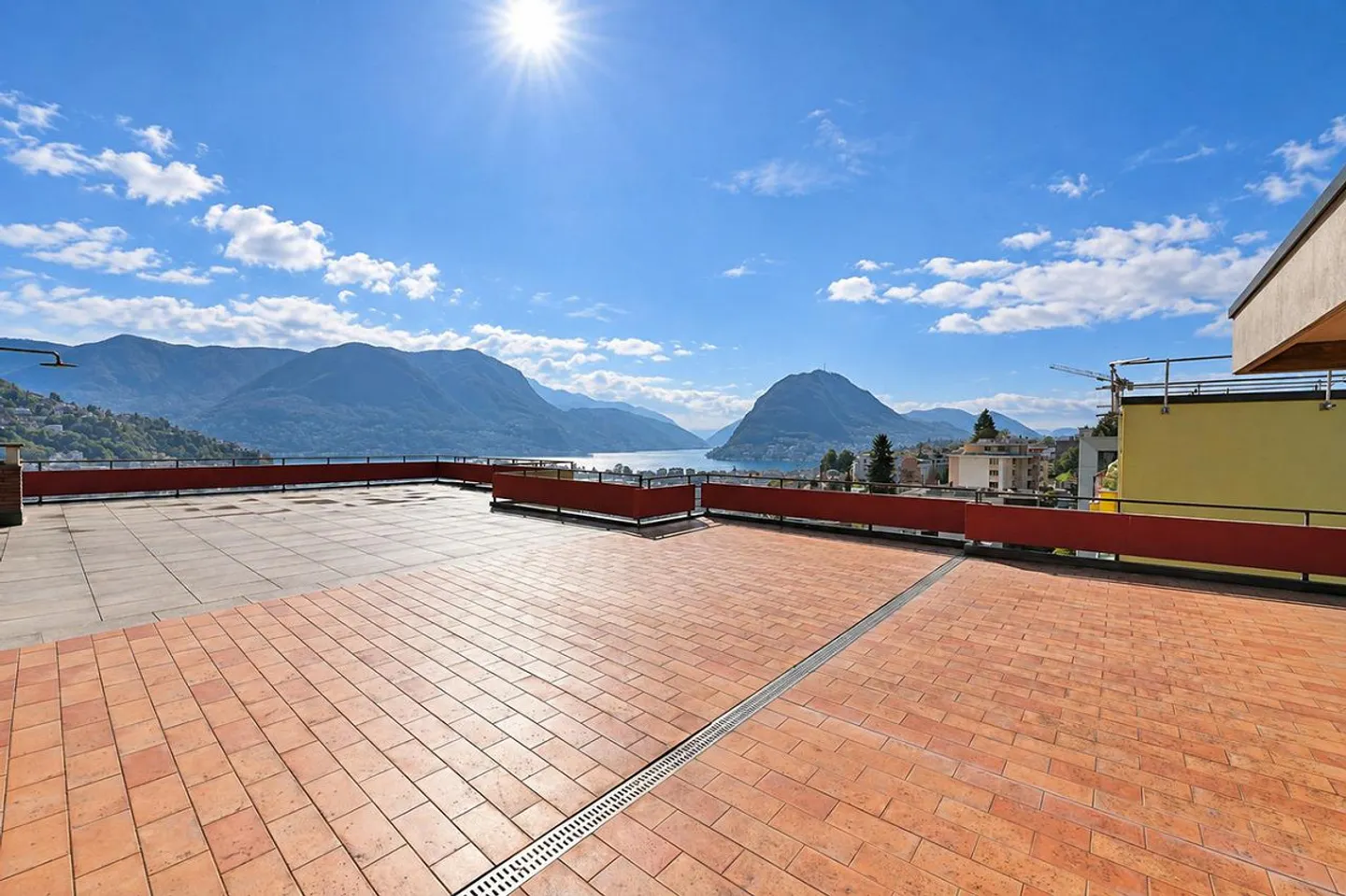 Penthouse exclusif avec terrasse panoramique à 180° sur le lac et les montagnes - Photo 1 sur 25