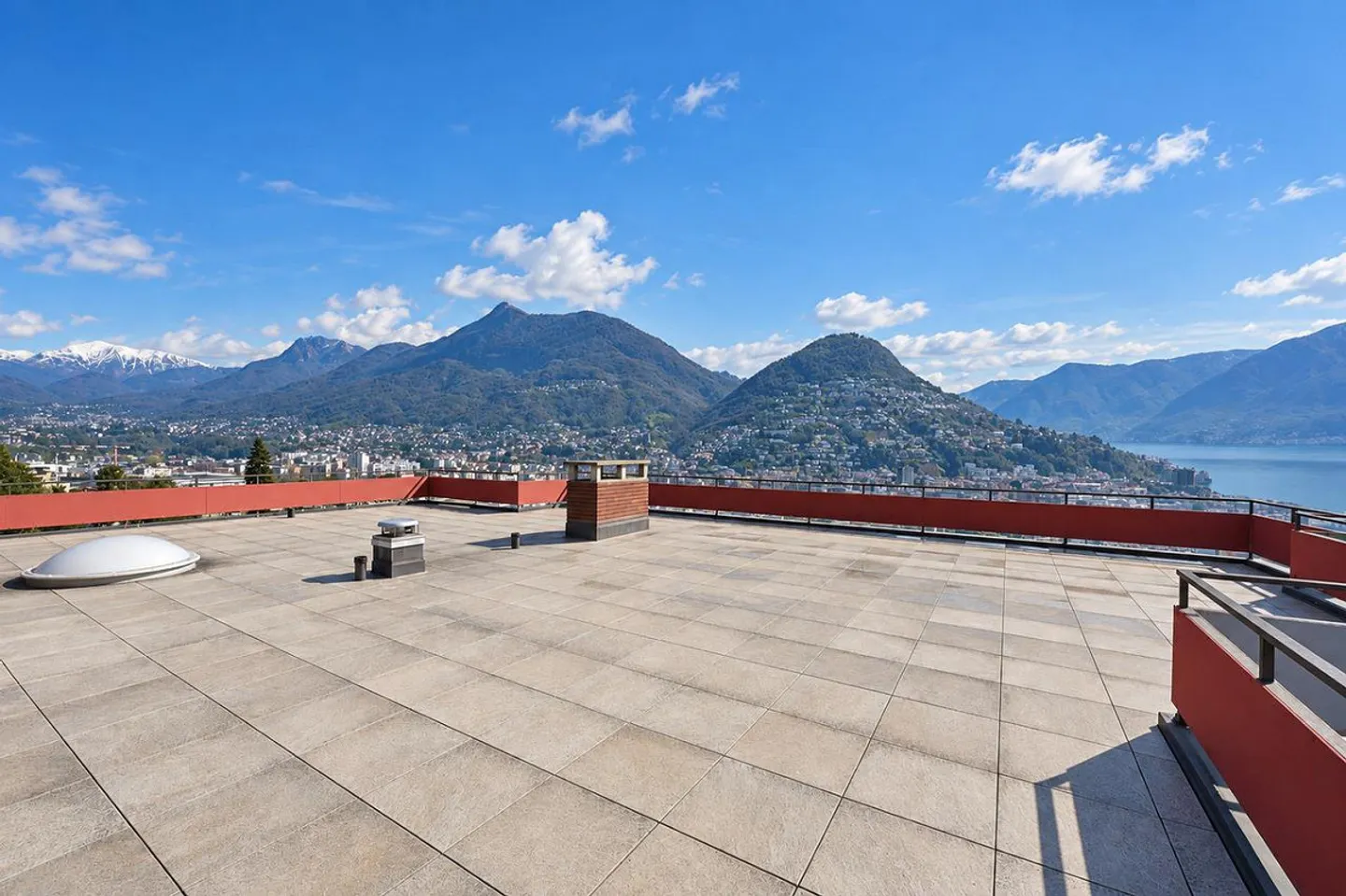 Penthouse exclusif avec terrasse panoramique à 180° sur le lac et les montagnes - Photo 2 sur 25