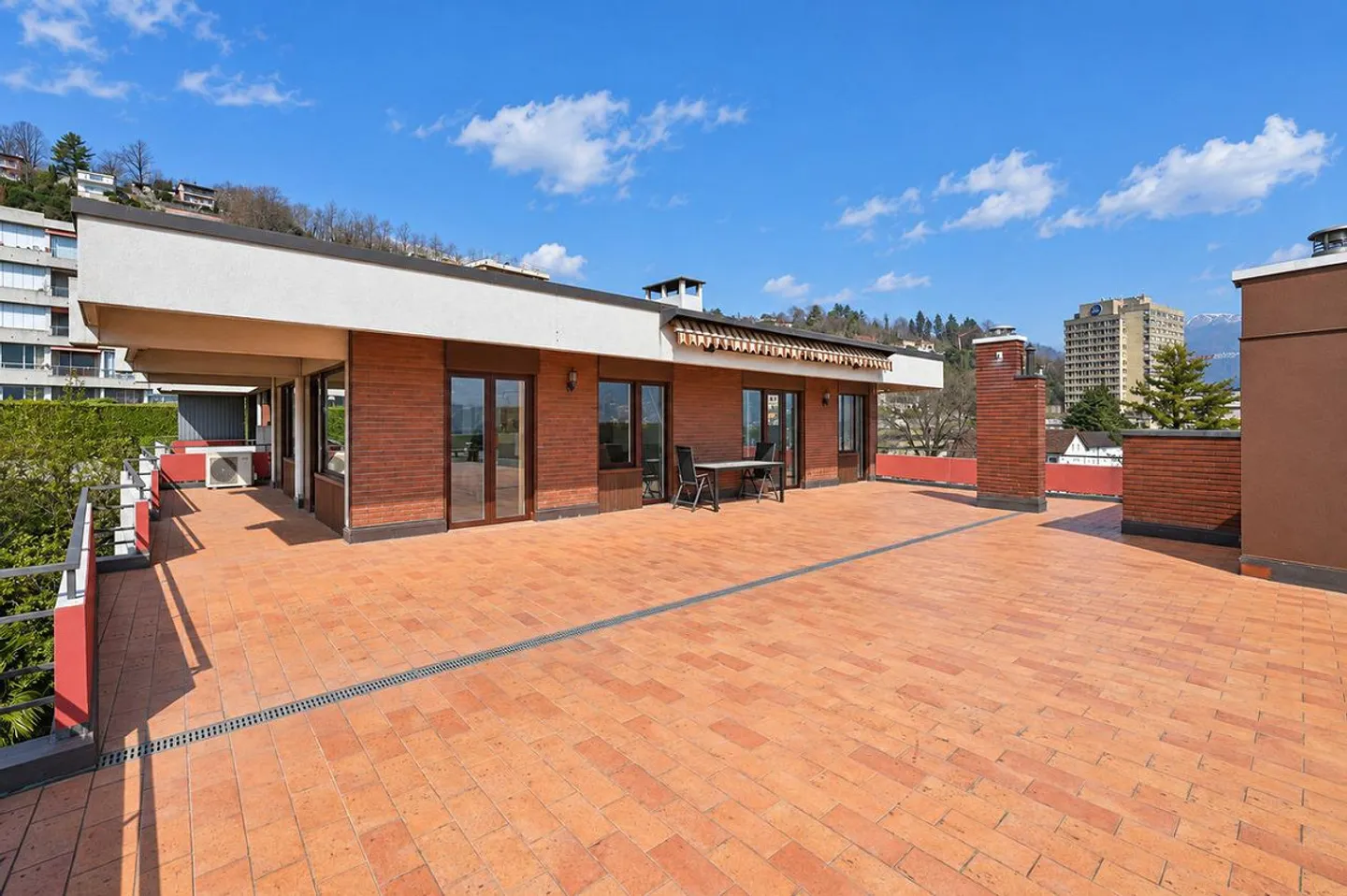 Penthouse exclusif avec terrasse panoramique à 180° sur le lac et les montagnes - Photo 3 sur 25