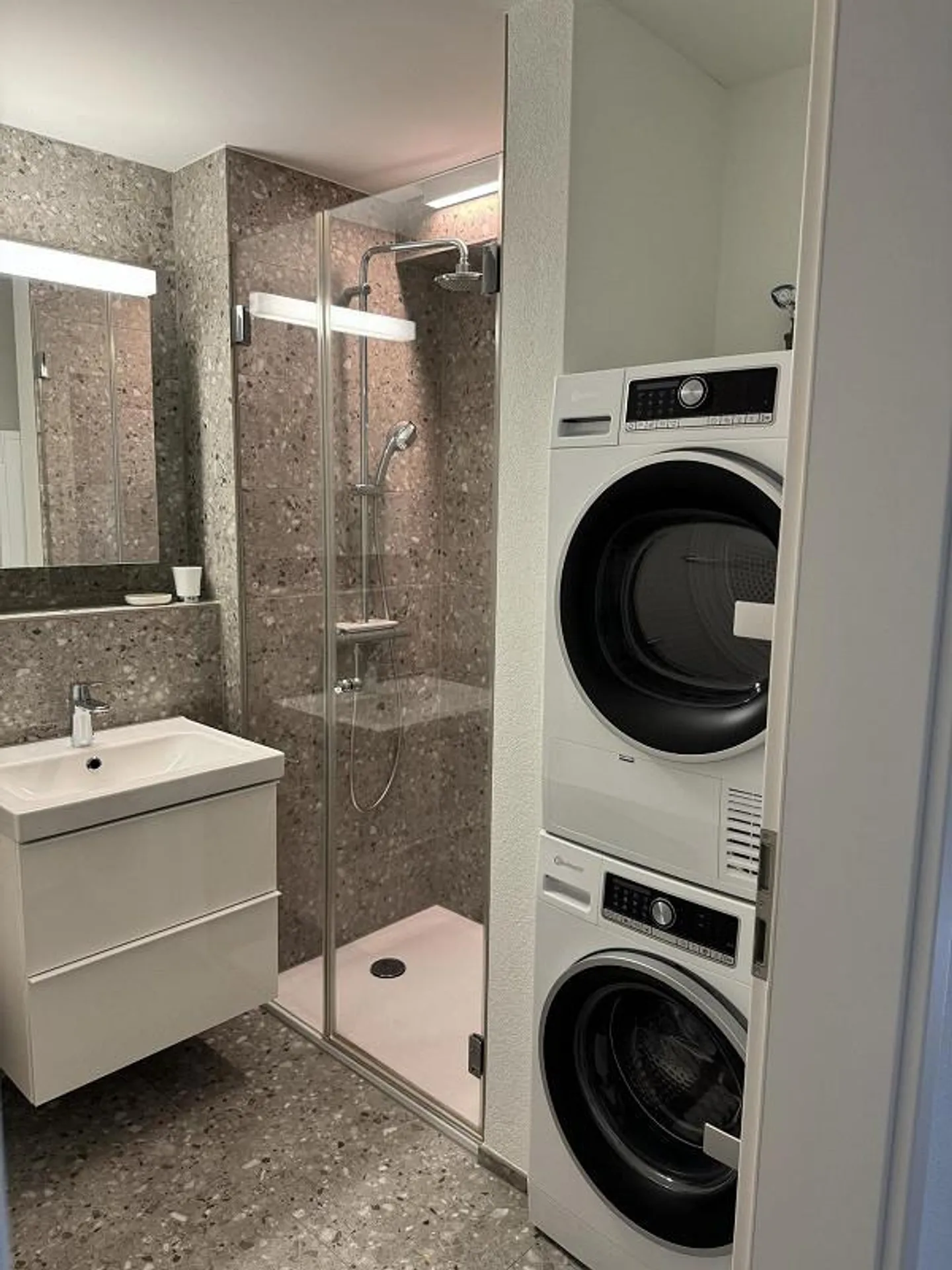 moderne und möblierte Wohnung - Photo 5 of 7