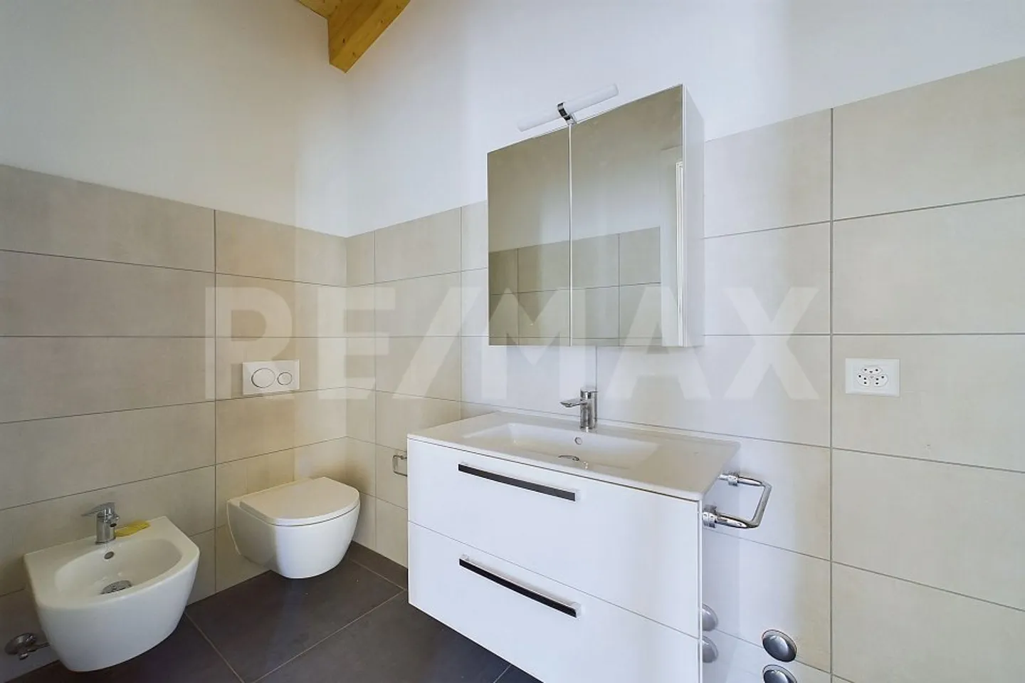 Appartement élégant de 3 pièces avec vue imprenable au cœur de Lopagno - Photo 9 sur 13