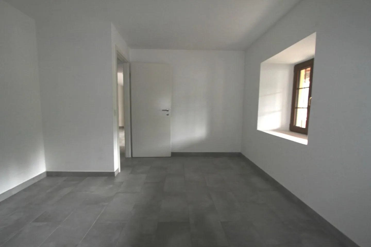 Appartement Charmant avec Balcon - Photo 3 sur 5