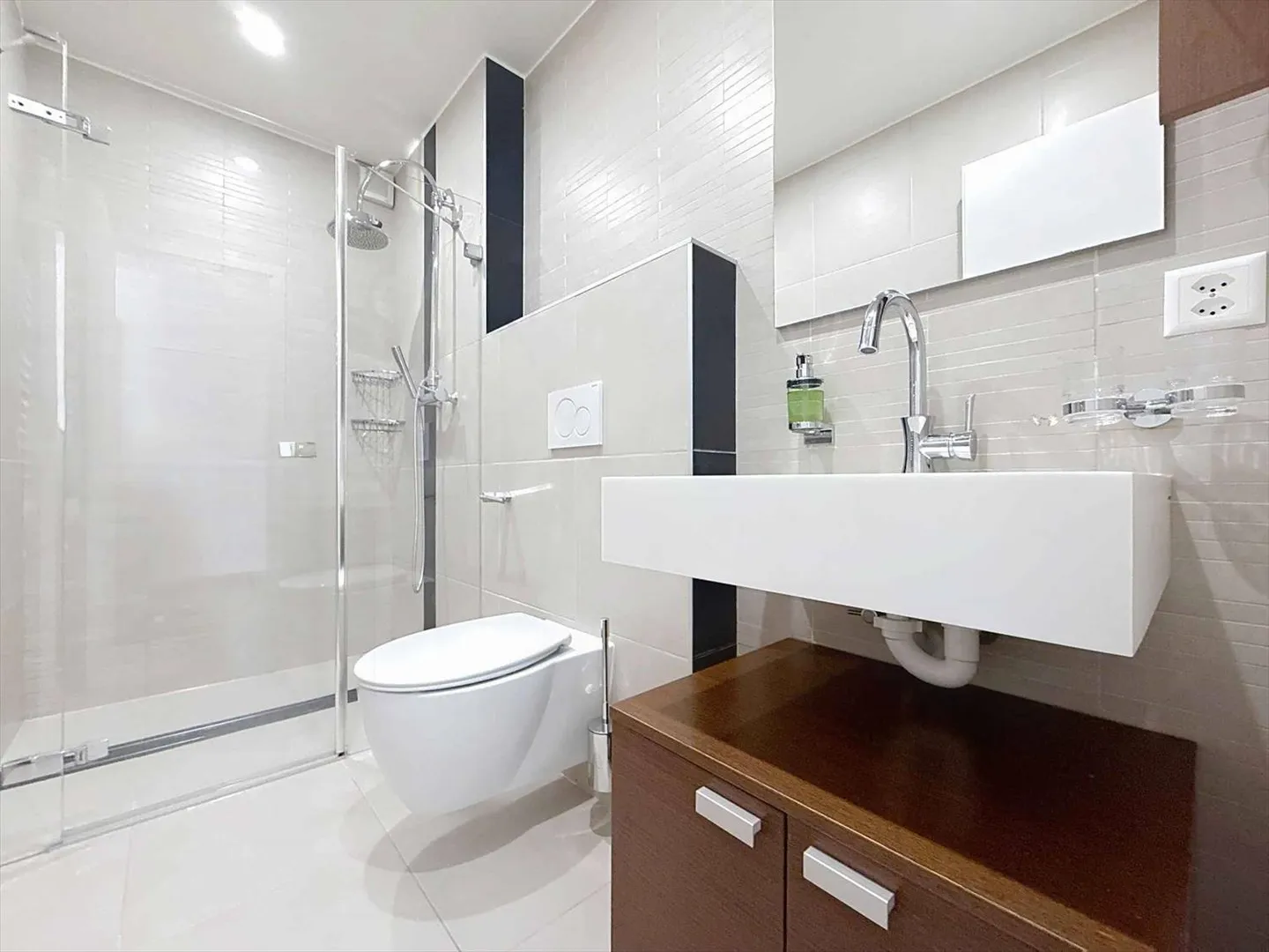 Casa bifamiliare luminosa di 5,5 stanze - Foto 4 di 13