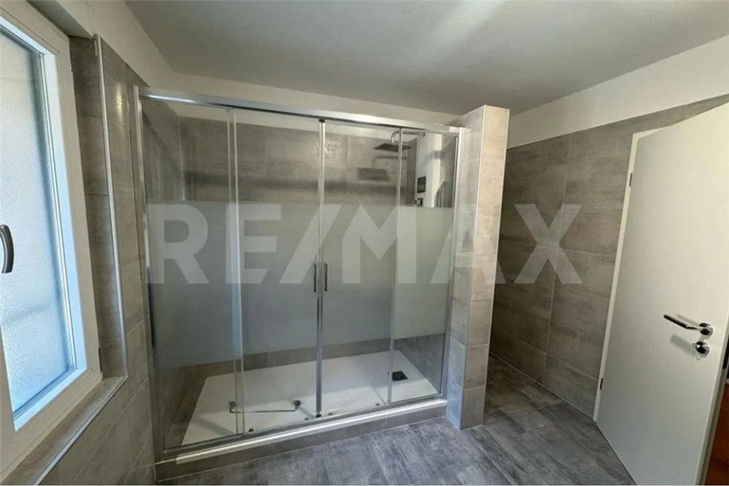 Renovated single-family house with two rented apartments also ideal as an investment - Photo 6 of 13