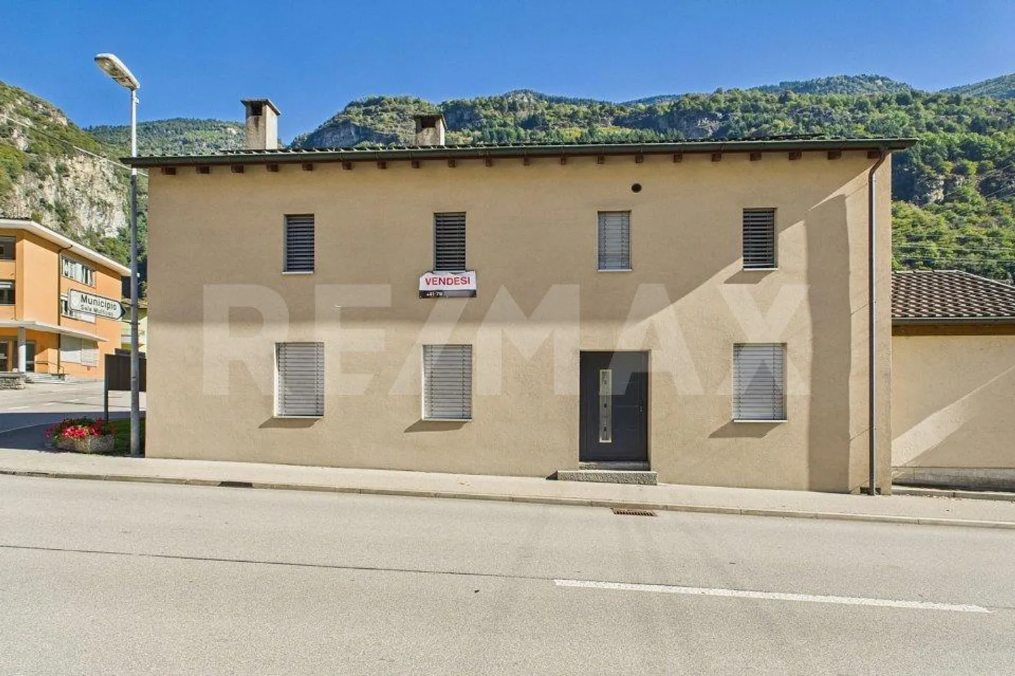 Renovated single-family house with two rented apartments also ideal as an investment - Photo 4 of 13