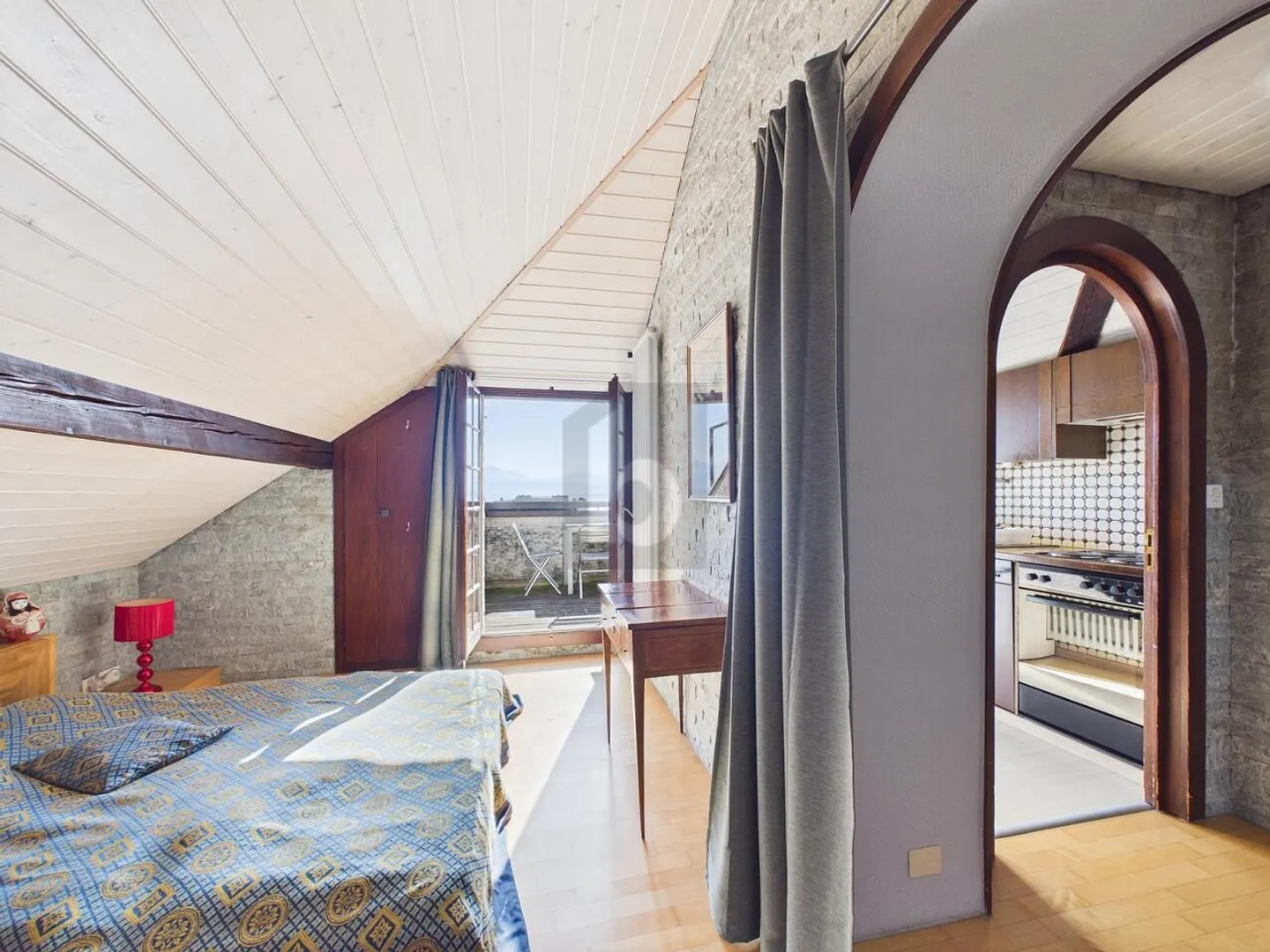 MAGNIFICENT FURNISHED PENTHOUSE, BETWEEN LAKE AND STATION! - Photo 4 of 6