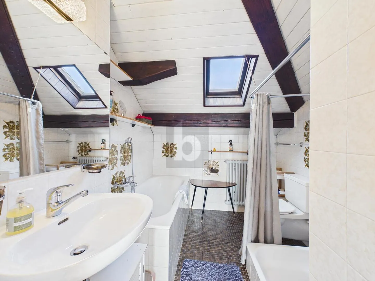 MAGNIFICENT FURNISHED PENTHOUSE, BETWEEN LAKE AND STATION! - Photo 5 of 6