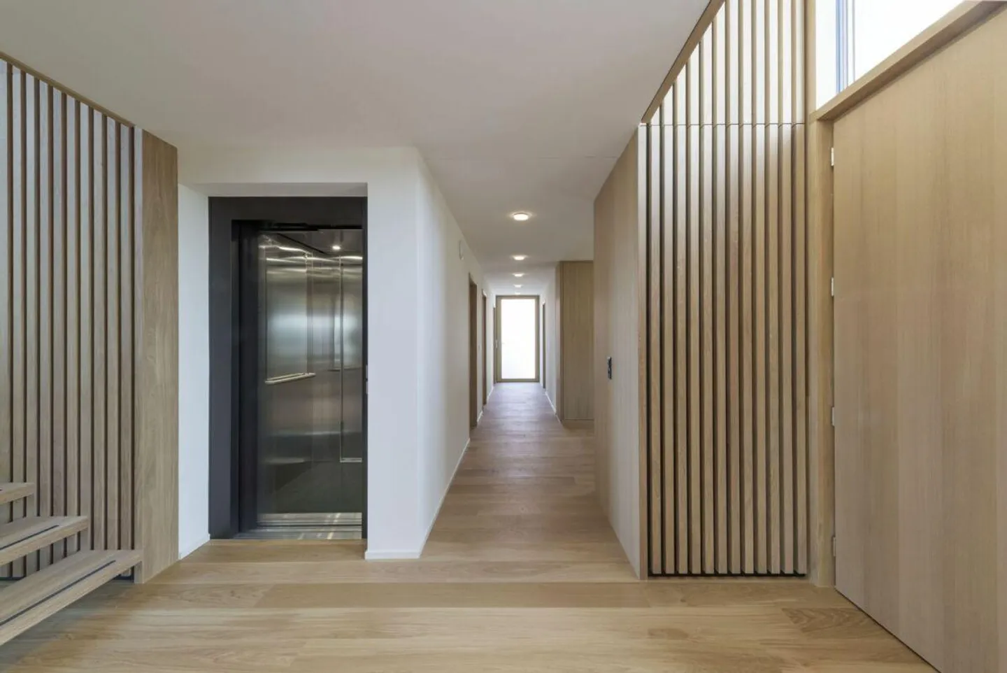 Architektonisches Unikat mit Pool, Liftanlage, vielseitigem Garten ... - Foto 5 von 20