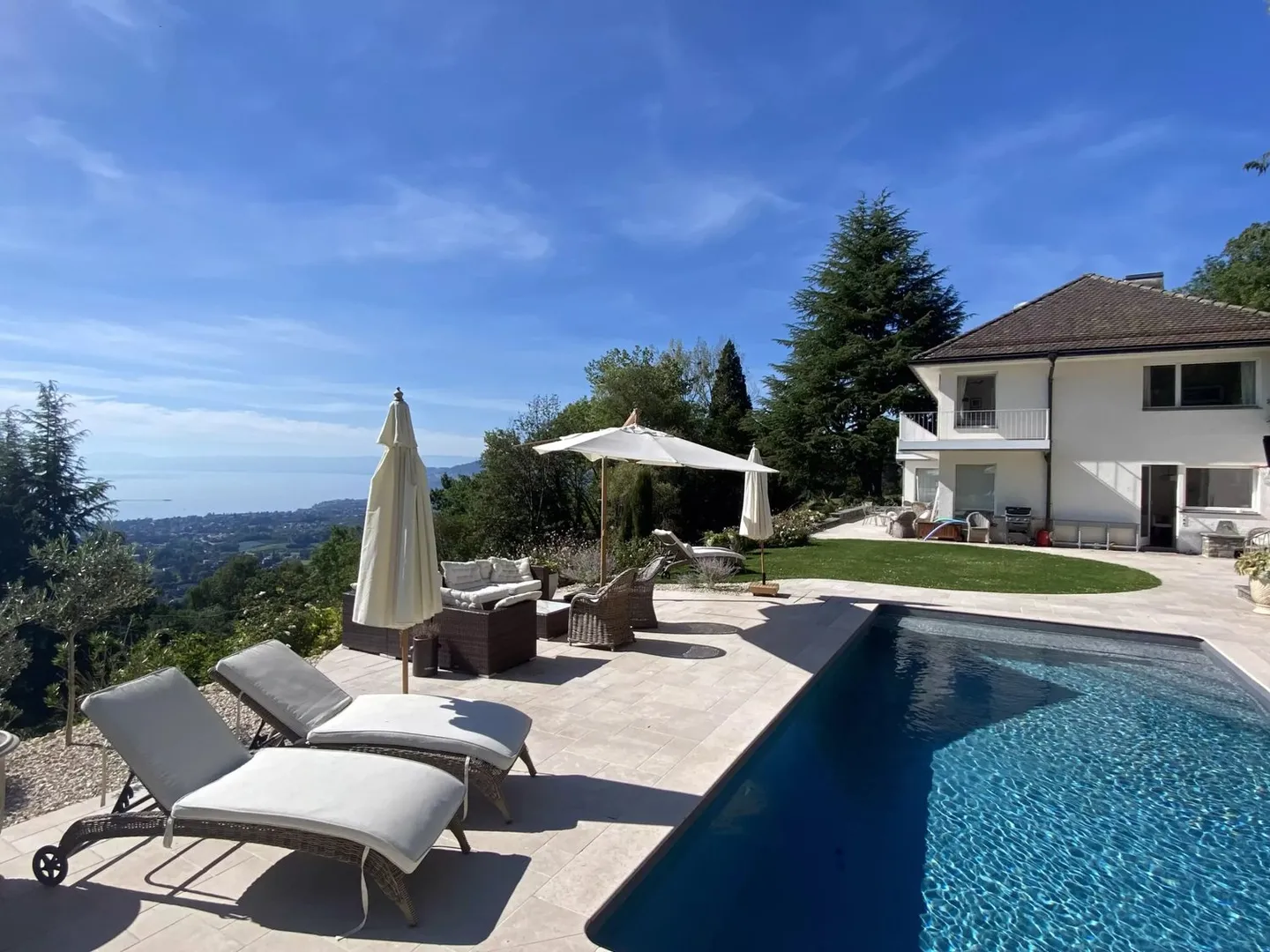 Ein atemberaubendes Refugium mit Pool und Panoramablick - Foto 1 von 13