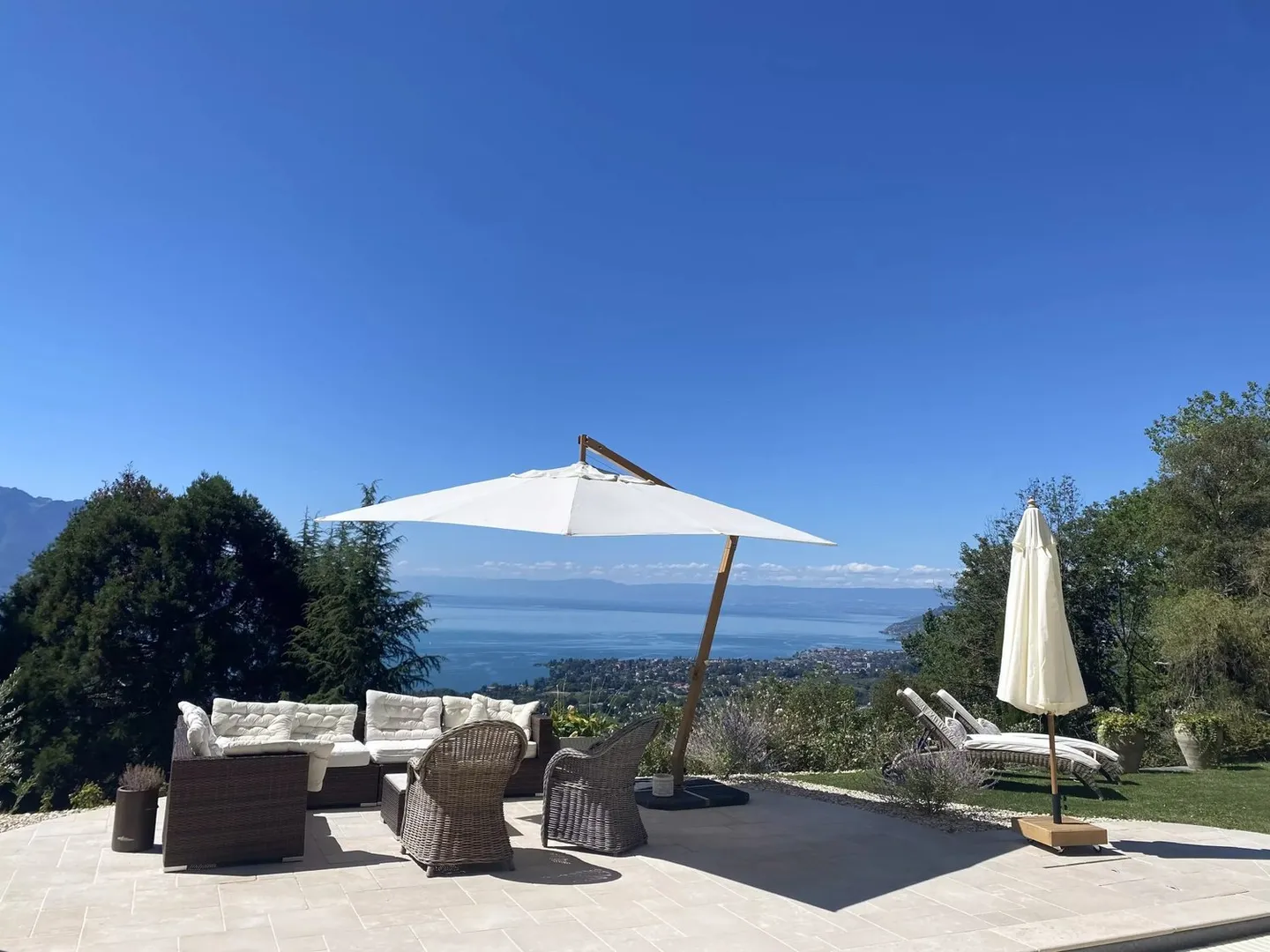Ein atemberaubendes Refugium mit Pool und Panoramablick - Foto 2 von 13