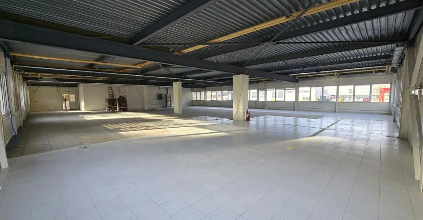 Fläche von 555m2 - Showroom - Büros oder Räumlichkeiten - Foto 4 von 7