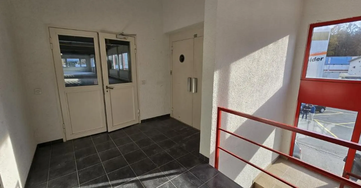 Fläche von 555m2 - Showroom - Büros oder Räumlichkeiten - Foto 5 von 7