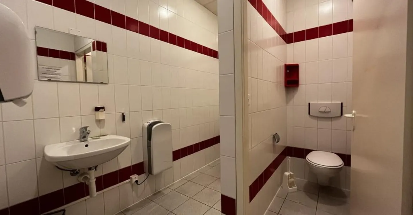 Fläche von 555m2 - Showroom - Büros oder Räumlichkeiten - Foto 6 von 7
