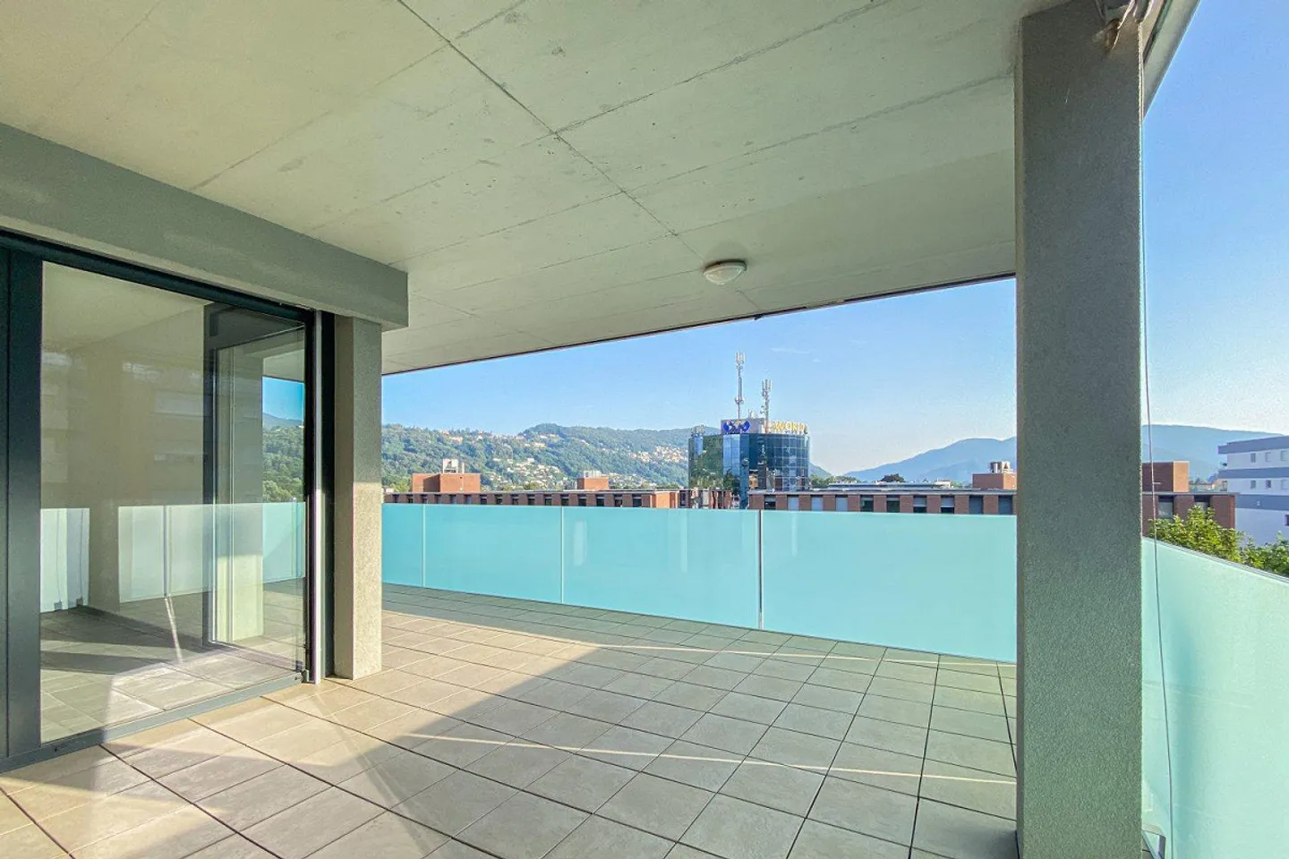 Appartamento moderno con terrazza e vista libera - Foto 4 di 18