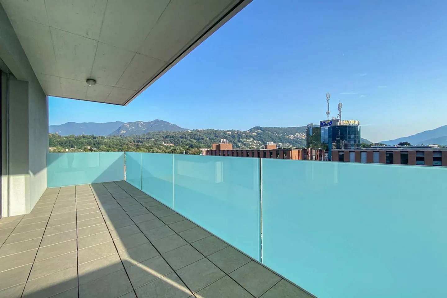 Appartamento moderno con terrazza e vista libera - Foto 7 di 18