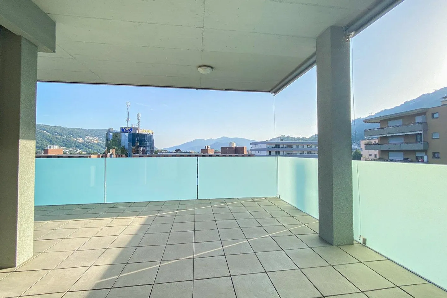 Appartamento moderno con terrazza e vista libera - Foto 11 di 18