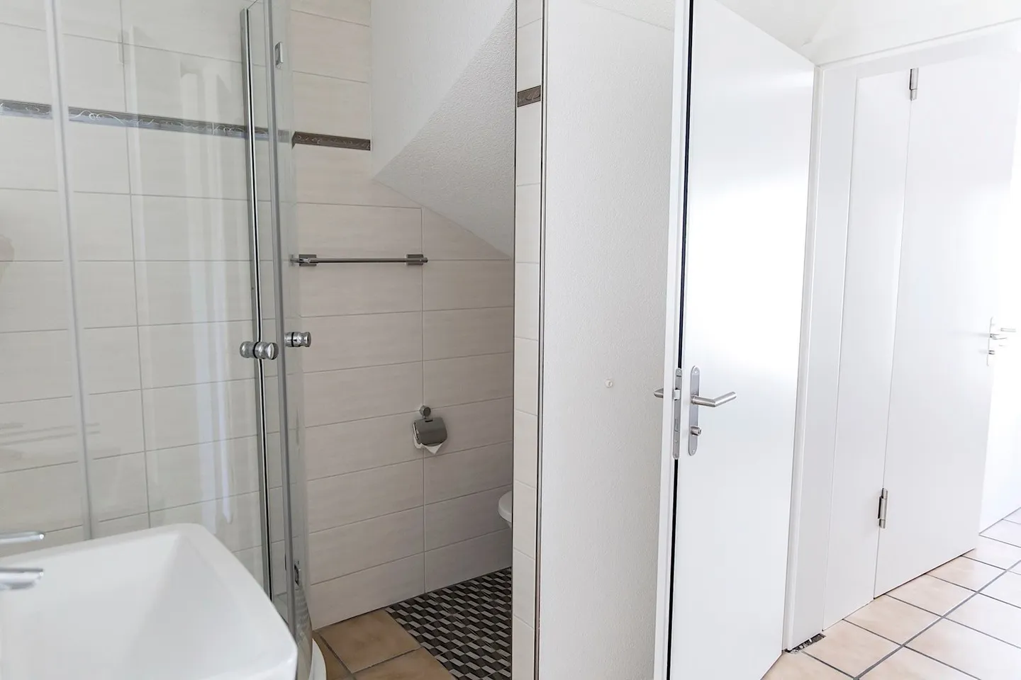 Appartement lumineux de 2,5 pièces avec utilisation du jardin - Photo 6 sur 6