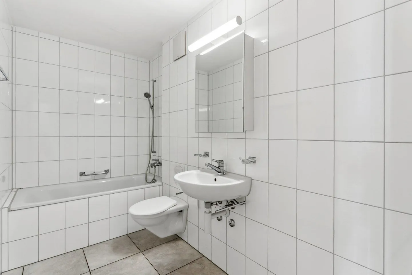 Appartamento moderno con balcone - Foto 4 di 8