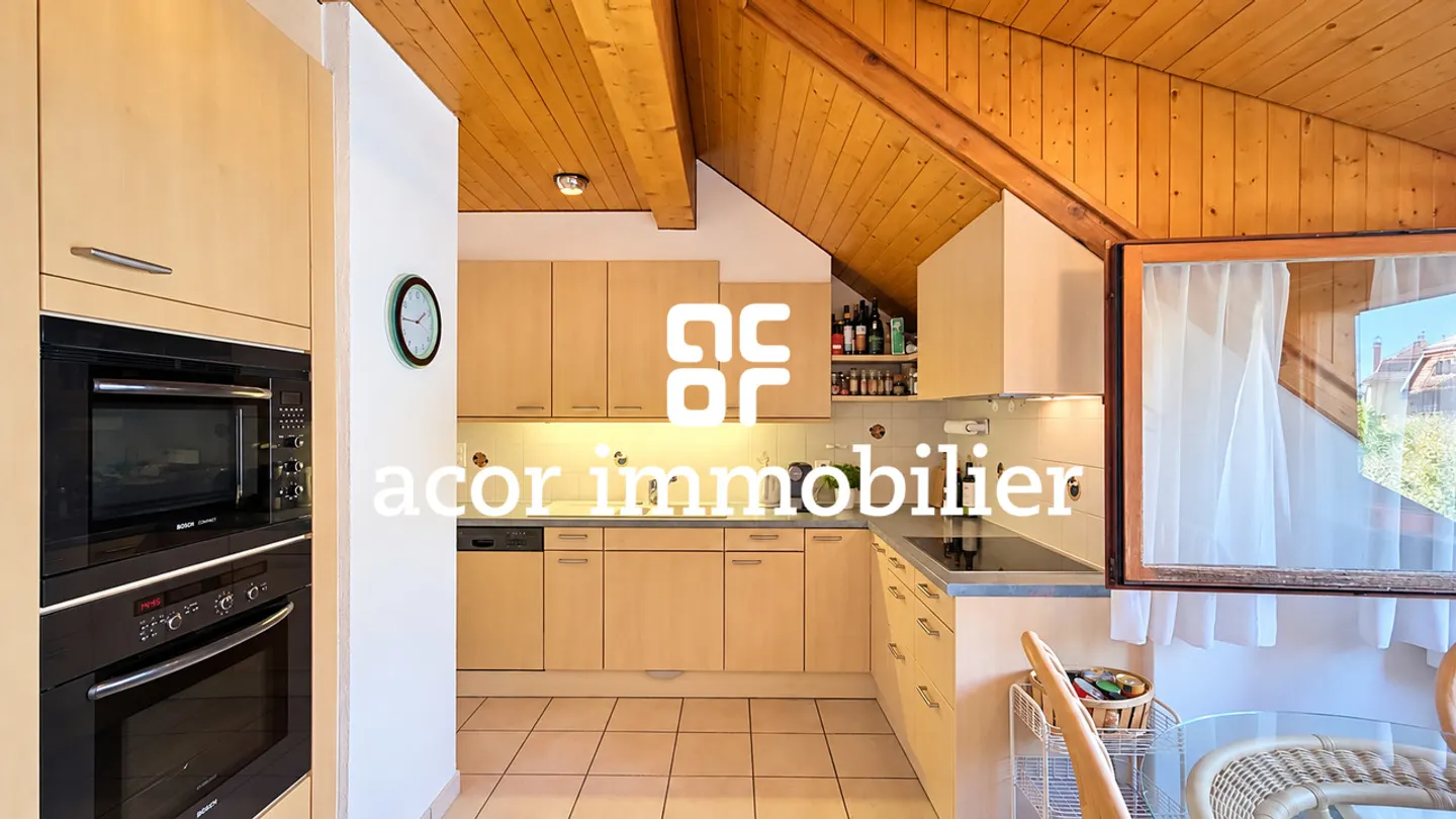 Charming Apartment with Lake View - Photo 6 of 10