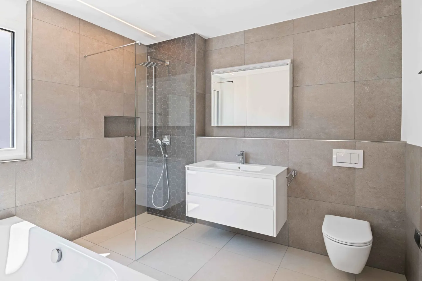 Eleganz trifft Natur: Hochwertige Einfamilienhäuser in Rietheim - Foto 11 von 15