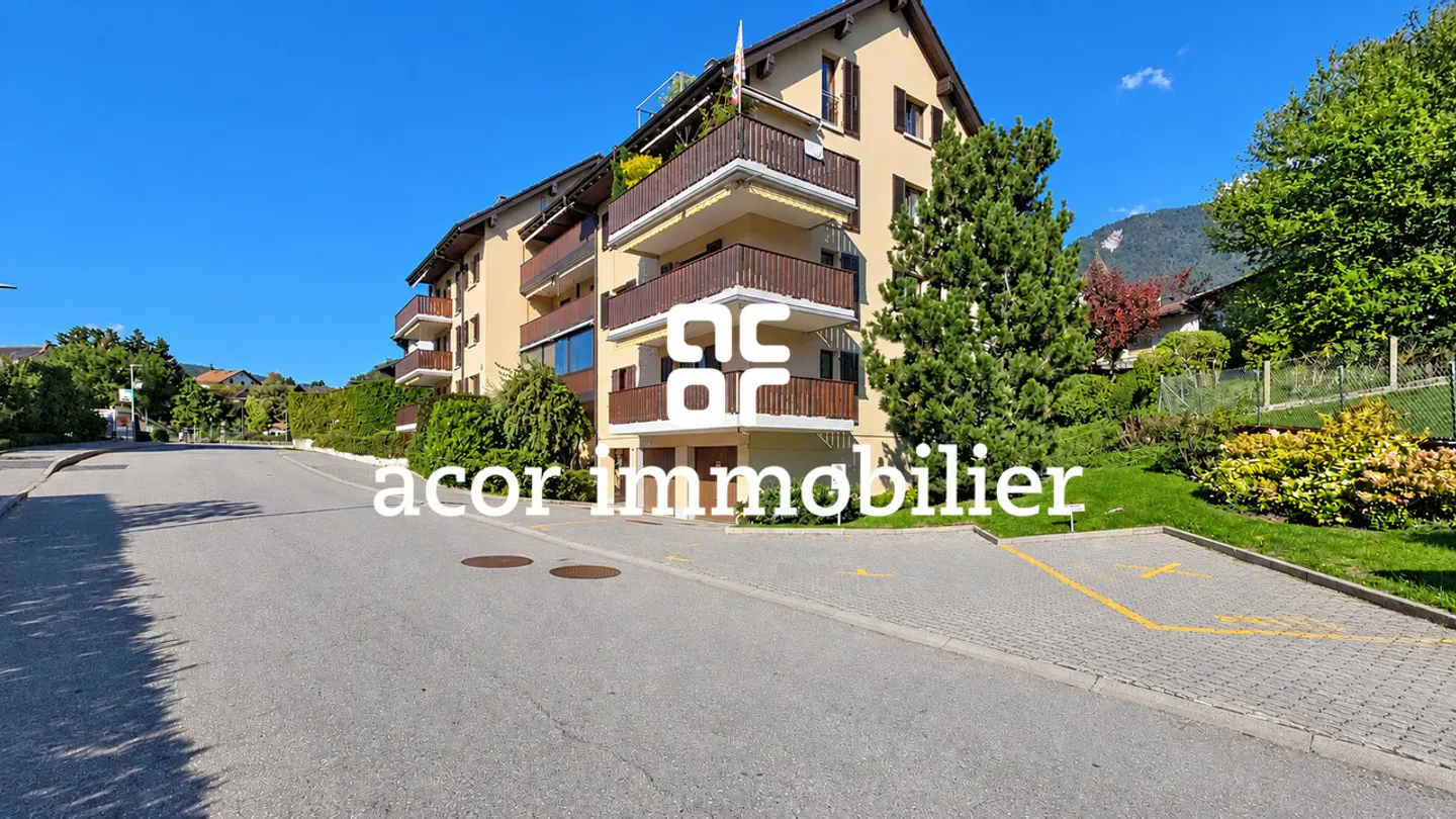 Charming Apartment with Lake View - Photo 10 of 10