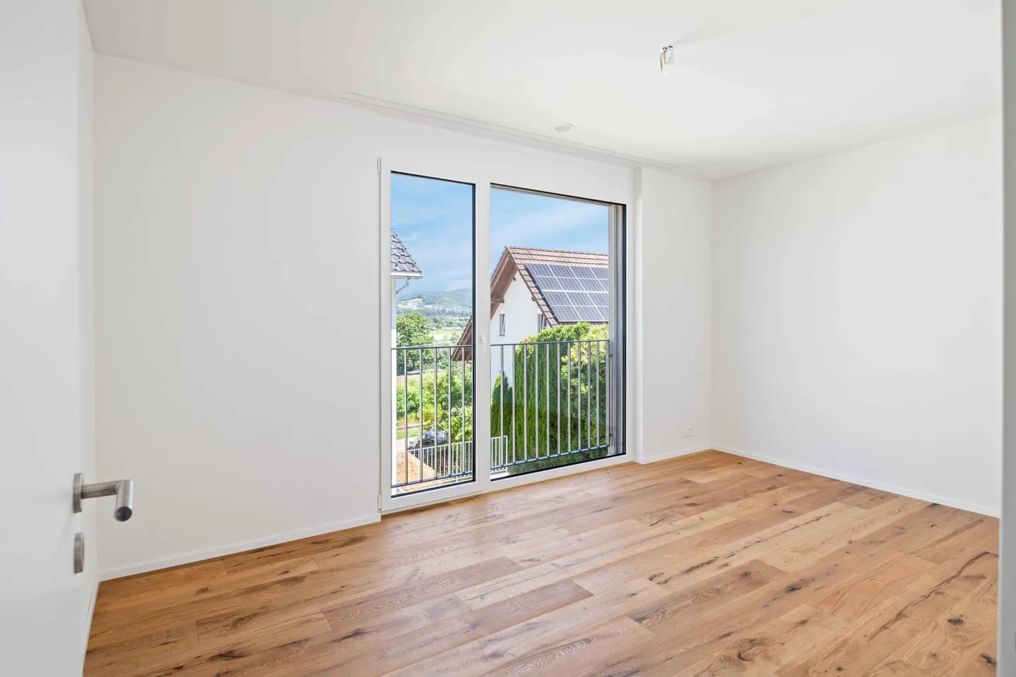 Eleganz trifft Natur: Hochwertige Einfamilienhäuser in Rietheim - Foto 10 von 15