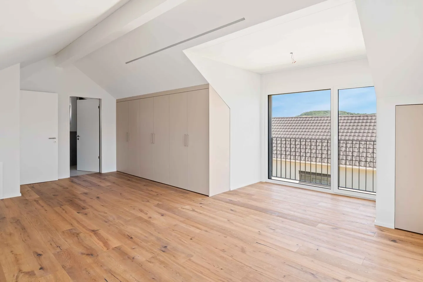 Eleganz trifft Natur: Hochwertige Einfamilienhäuser in Rietheim - Foto 12 von 15