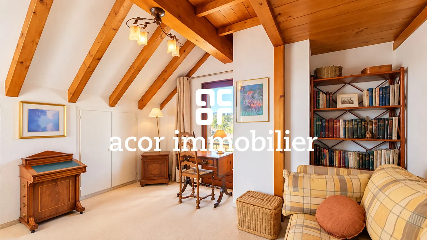 Charming Apartment with Lake View - Photo 9 of 10