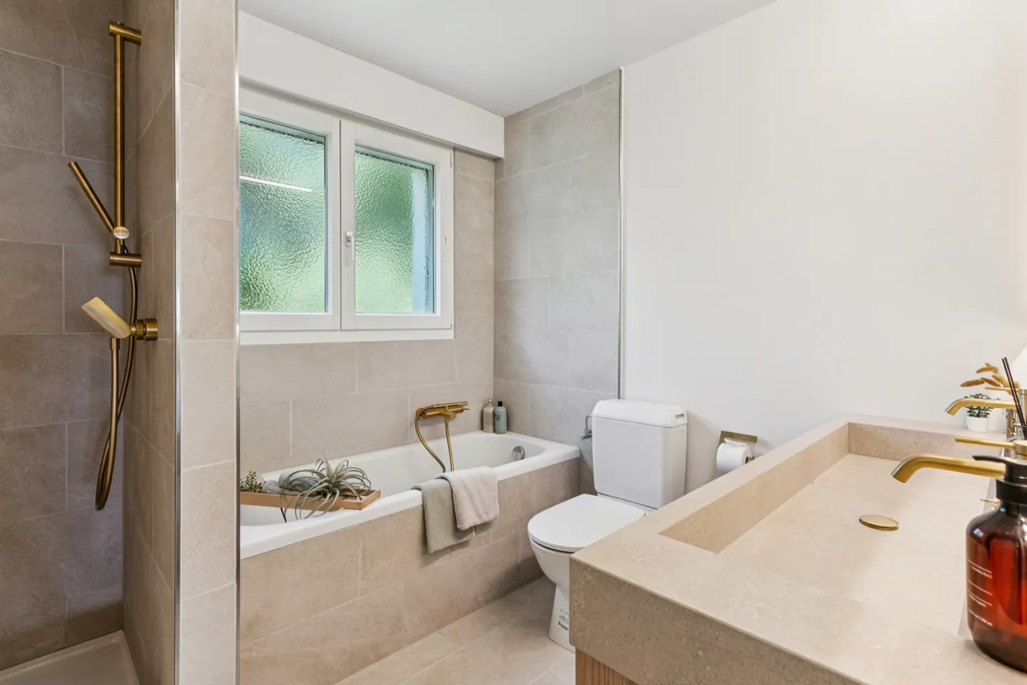 Bank-verified condominium in a desirable location - Photo 6 of 8
