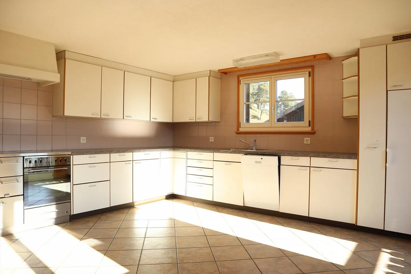 Grosszügiges 6.5-Zimmer-Haus mit traumhafter Aussicht - Foto 4 von 17