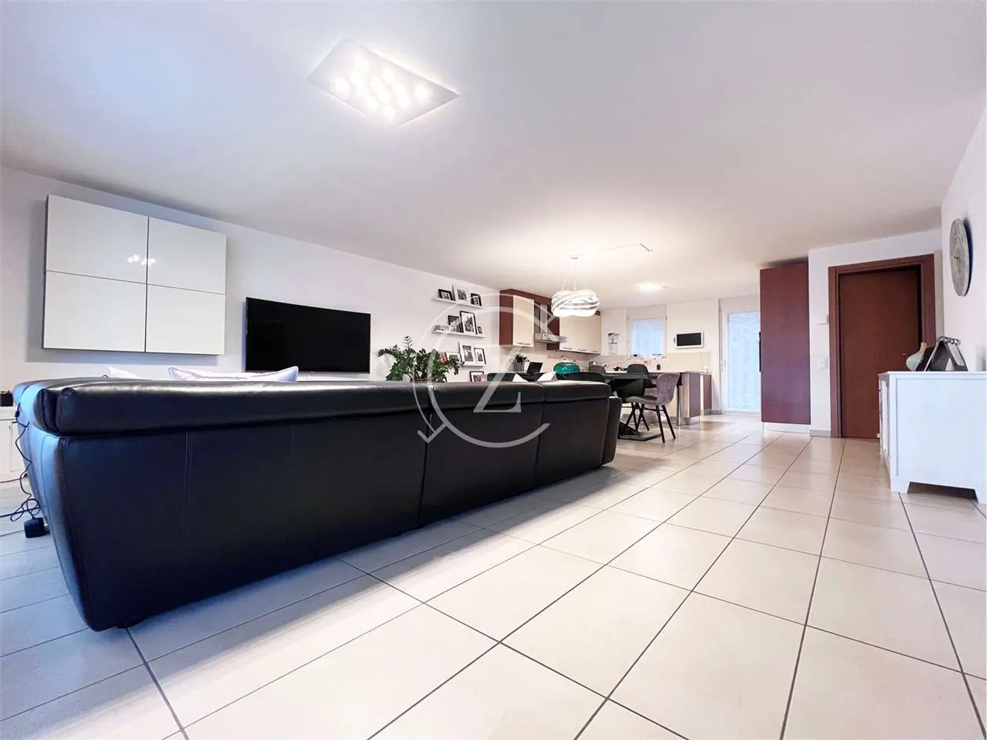 Grande e moderna casa a schiera a Pura - Foto 2 di 12