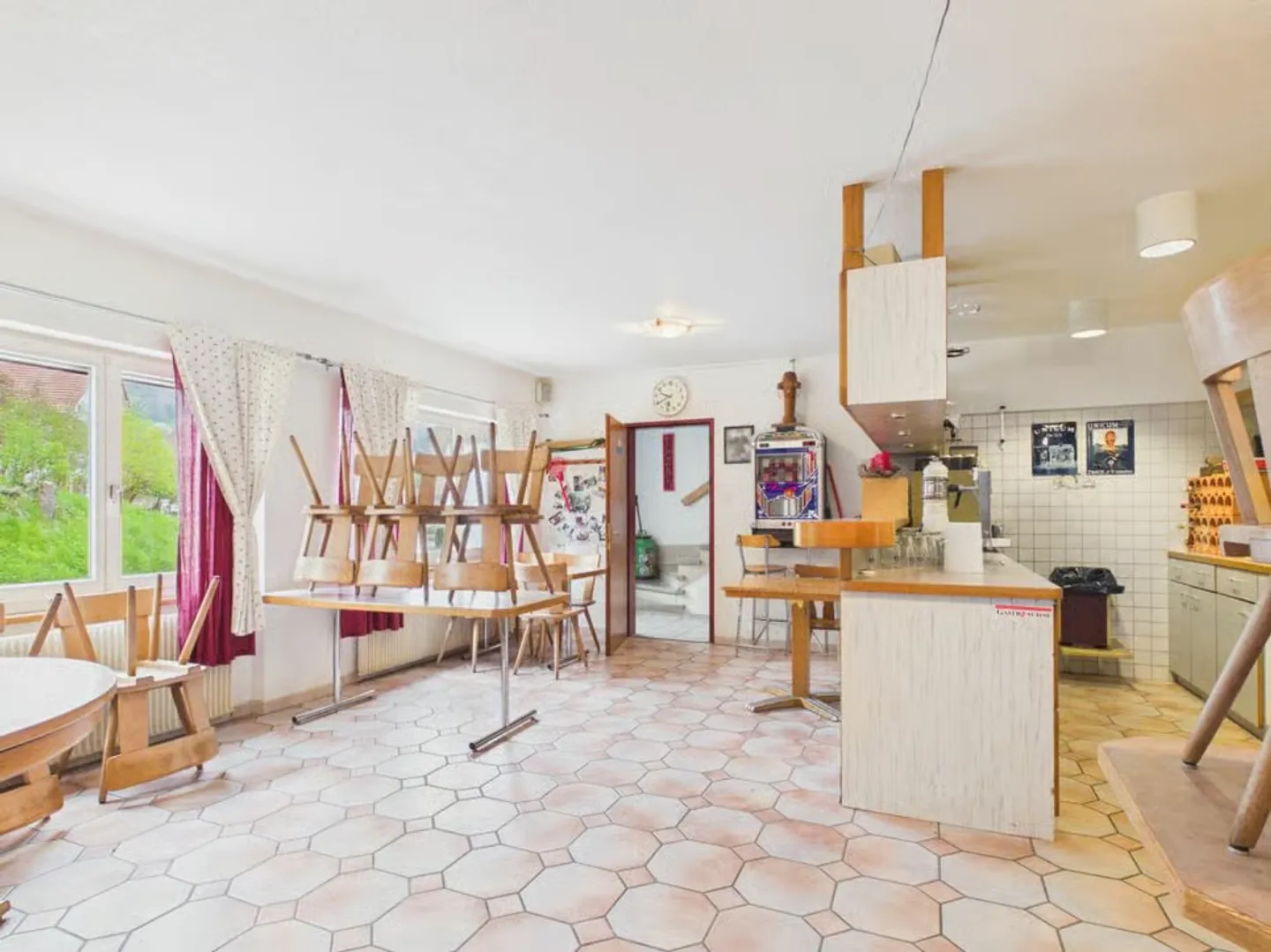 Spacious restaurant for rent in Ederswiler - Photo 3 of 13