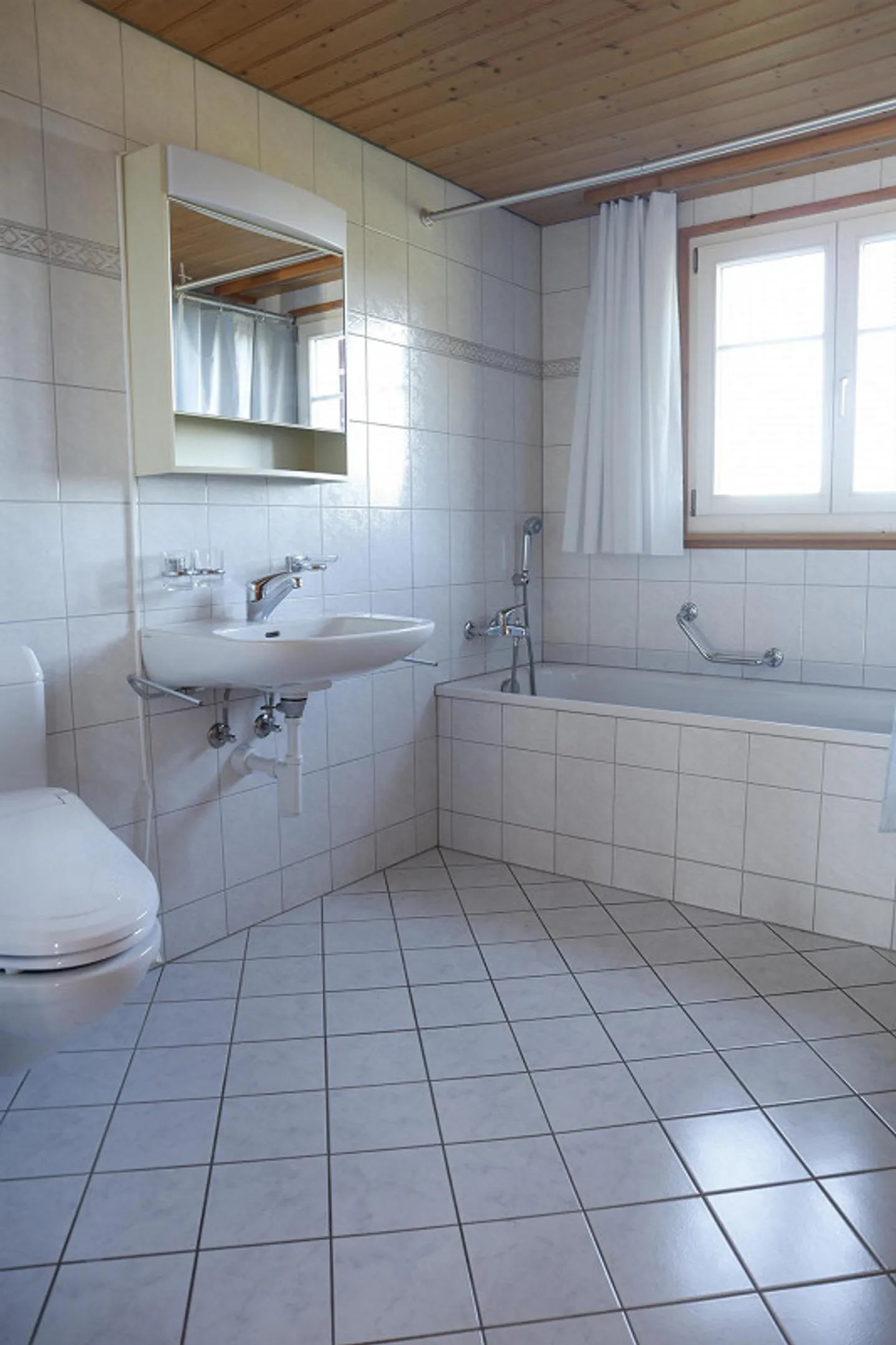 Grosszügiges 6.5-Zimmer-Haus mit traumhafter Aussicht - Foto 12 von 17