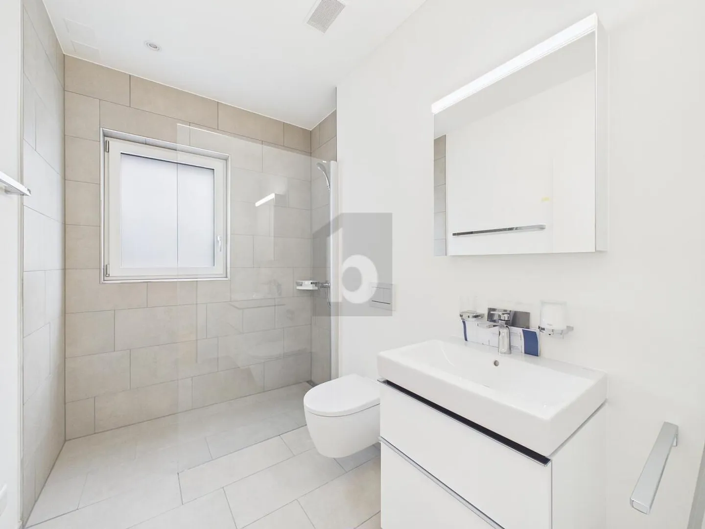 Modern Semi-Detached House - Photo 3 of 6