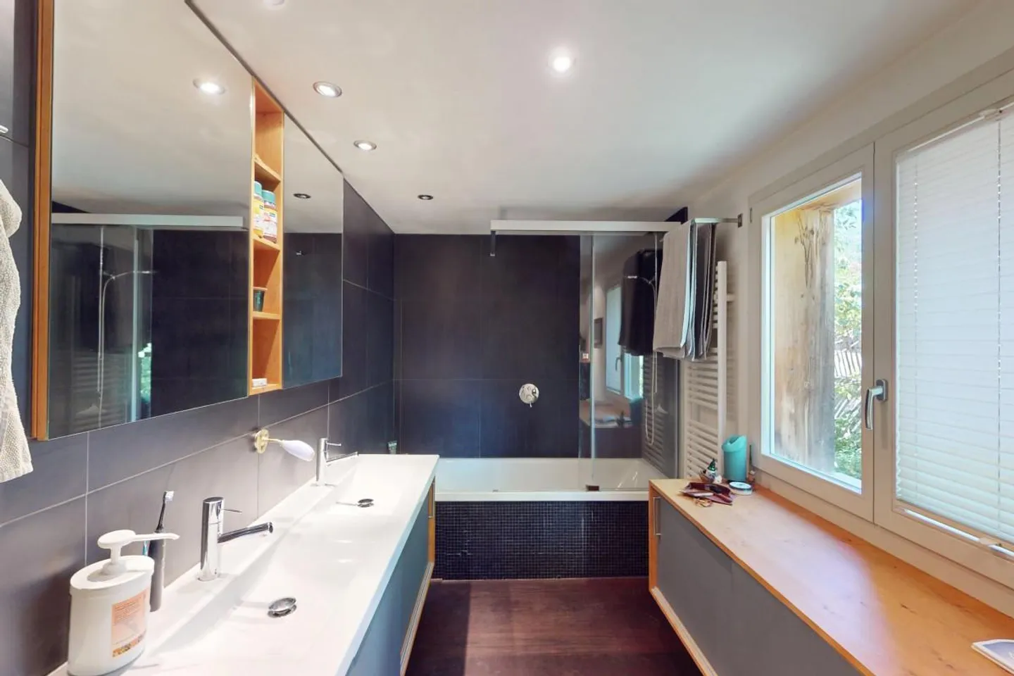 Residential house of charm - Photo 10 of 11